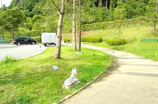 一休みにちょうど良い広さの緑地があります。