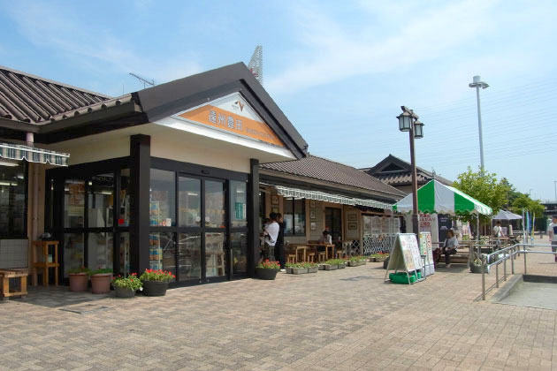 広い緑地とわんこ専用ゴミ箱のあるPAです。