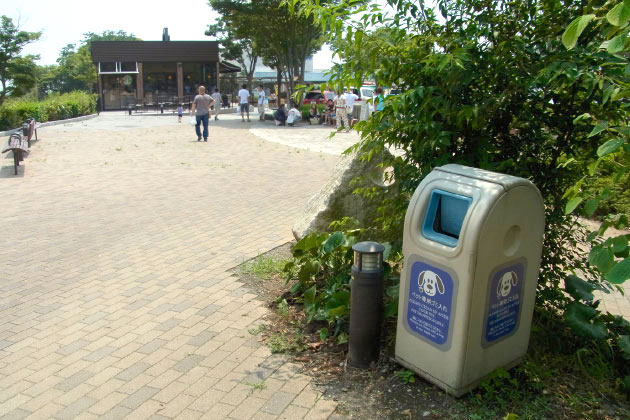 緑地の中にはわんこ専用のゴミ箱が設置されています。