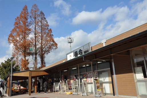 こじんまりとした緑地とテラス席のあるPAです。