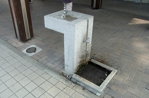 外に水道が設置されています。