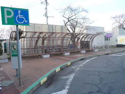 駐車場沿いにベンチが設置されています。