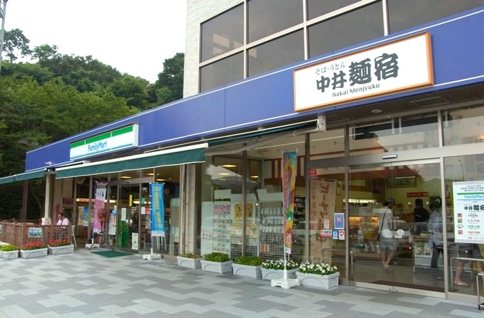 24時間営業のコンビニがあります。