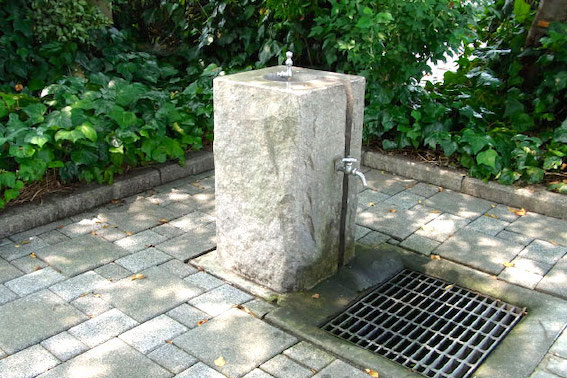 緑地の中には水道が設置されています。
