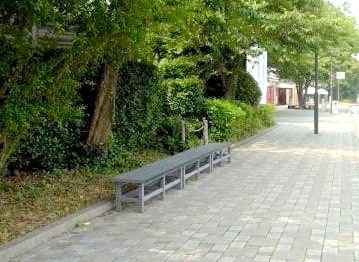 一休みにちょうど良いベンチが設置されています。