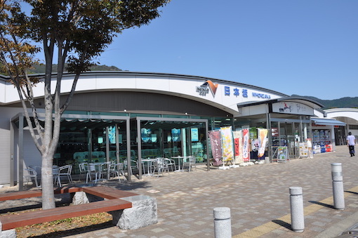 こじんまりとした緑地のあるPAです。