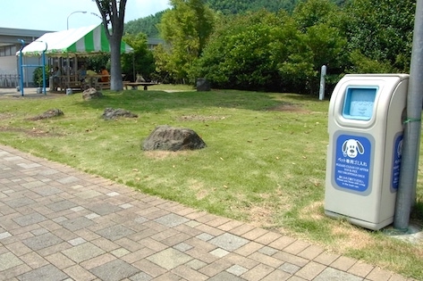 緑地内にはわんこ専用のゴミ箱も設置されています。