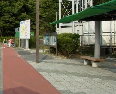 屋根付きのベンチも設置されています。