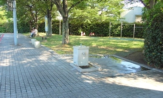 一休みにちょうど良い広さの緑地があります。