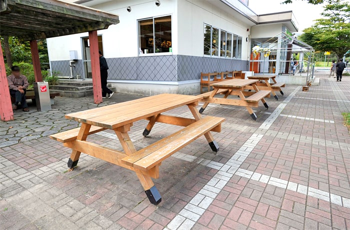 テーブル付きのベンチで食事休憩ができます。