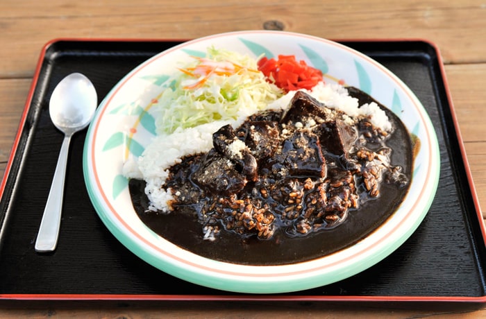 「黒・牛タンカレー」は、是非食べておきたい一品。
