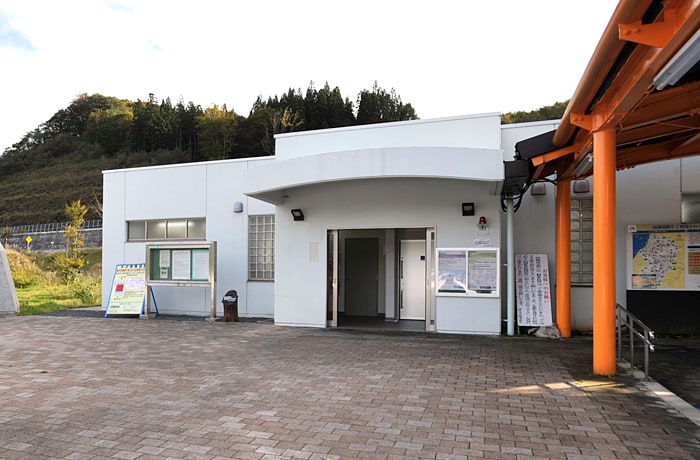 建物の前が広いので、安心してわんこと歩けます。
