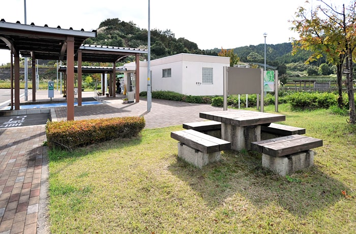 自動販売機で飲み物を買って、ひと休みできますね。