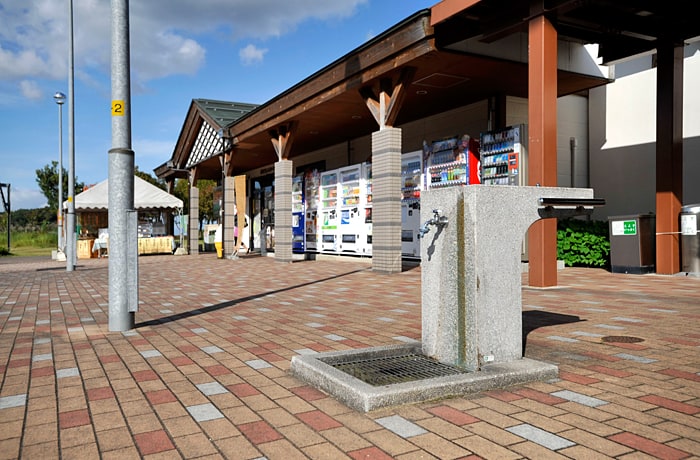 建物前にも水飲み場がありますよ。
