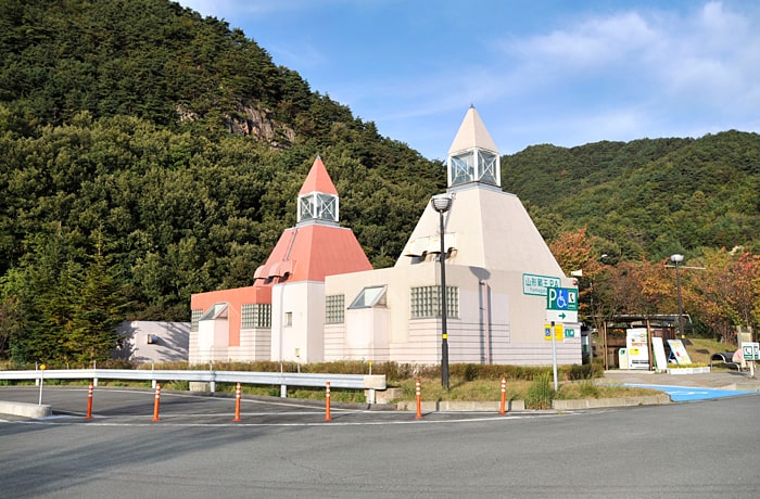 パーキングエリアは山々に囲まれています。
