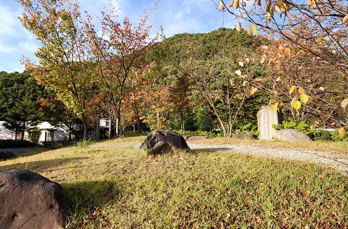 緑地の奥に、松尾芭蕉の有名な俳句の石碑がありますよ。