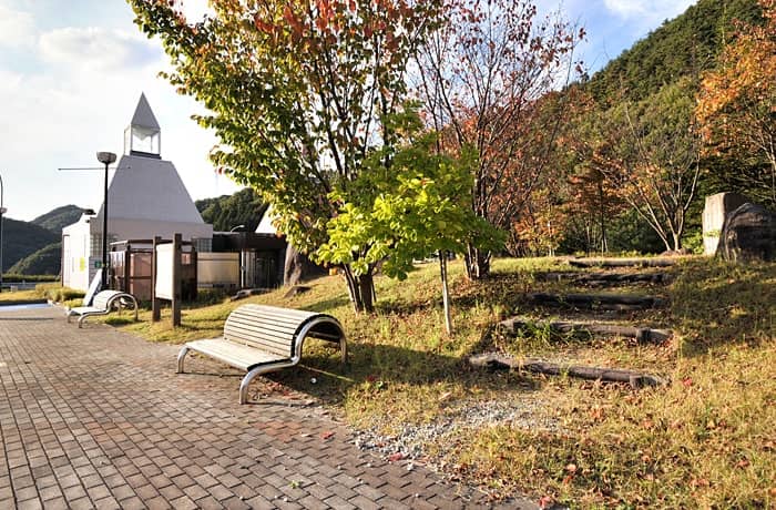 緑地は建物のすぐ横にあります。