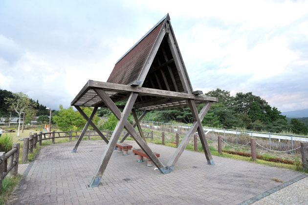 屋根付き“あずまや”風のベンチなら、小雨くらいはここで過ごせますね。