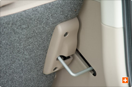 後席の背もたれを固定する左右のフックは背もたれを倒さない状態でも使用できます。