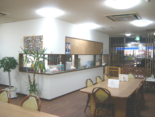 広々とした店内。愛犬がきれいになるところを眺めながら、カフェで待つことができますよ！