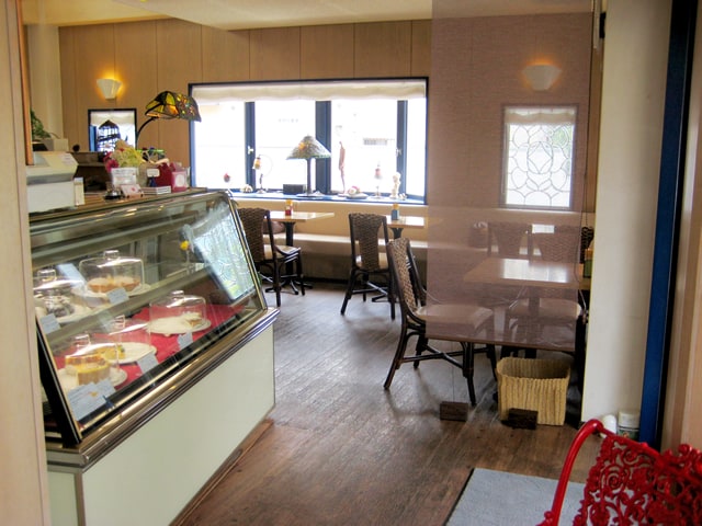 ガラスケース内のケーキはお店のパティシエさんが作っています！