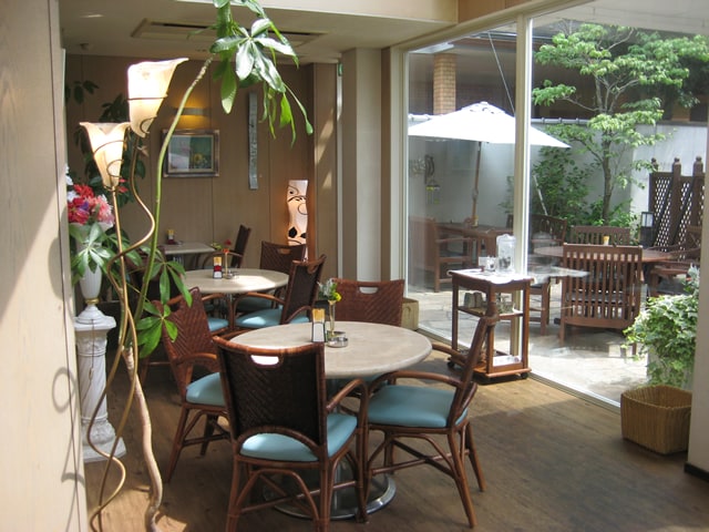 大きなガラス窓が特徴の店内。向こうに見えるのがテラス席です。
