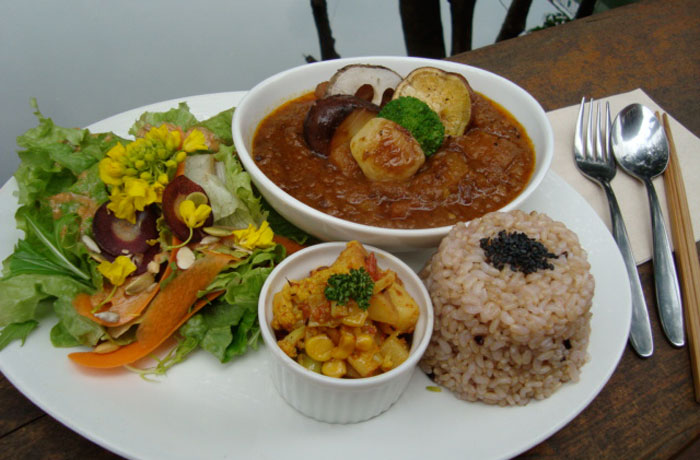 こちらは、「季節の野菜カレー」。野菜たっぷりなのがうれしい！