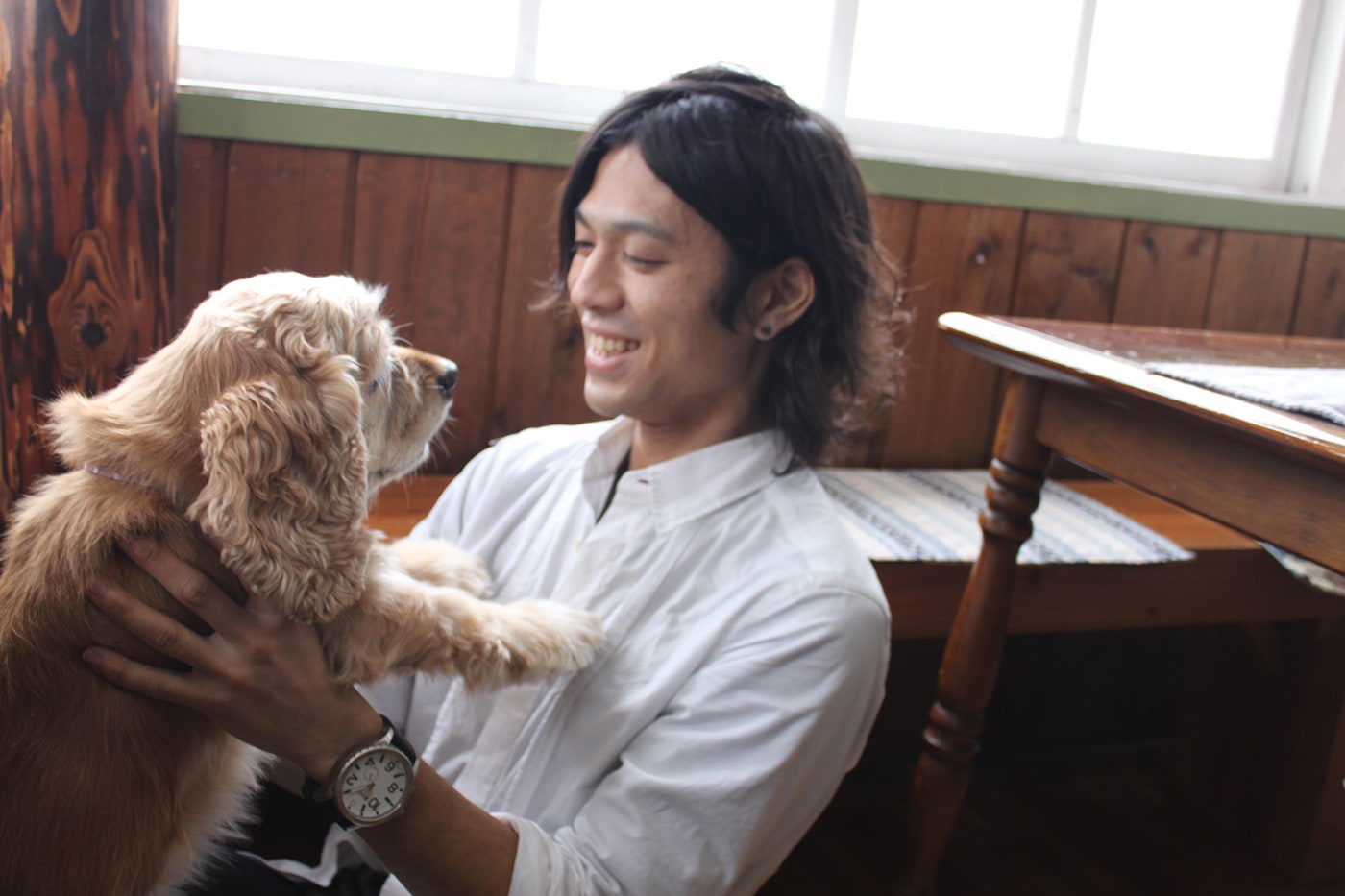 木の温もりを感じるダイニングルーム。もちろん、わんこ同伴で食事をいただくことができます。