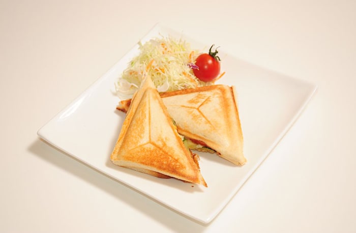 サラダが添えられた「AJサンド」。特製ソースが美味しい！