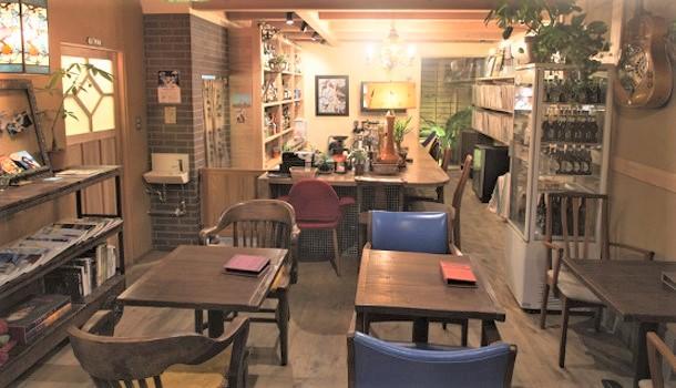 アンティーク調の家具で統一された店内は、シックで落ち着いた印象