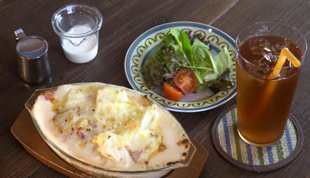 季節の食材で作る日替わりランチはサラダとドリンクが付いて1,080円