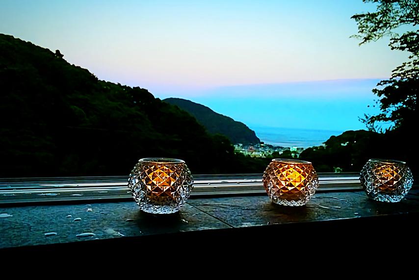 水平線に日が沈む頃、大きな窓の外には幻想的な景色が見えます