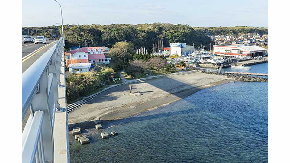 城ヶ島大橋ふもとにある当ホテルの目の前には、徒歩0分でいける浜辺があります。