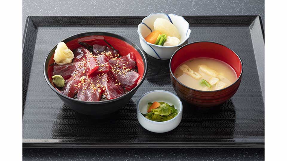 日帰りでランチもご利用いただけます。三崎マグロの丼、刺身定食などございます。