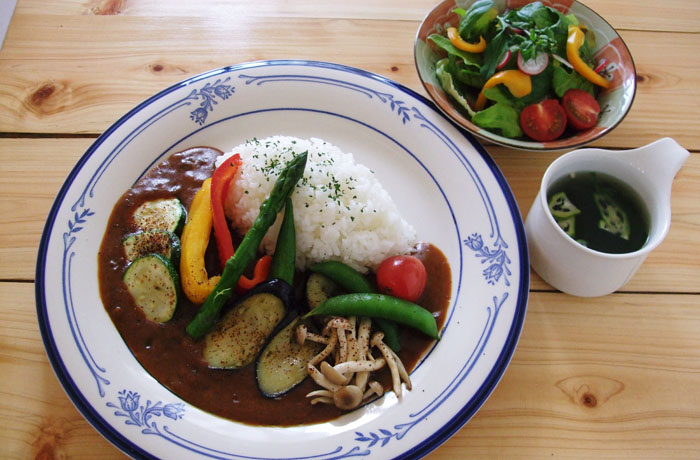 旬の野菜をふんだんに使用した彩り野菜カレー