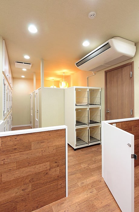 こちらはペットホテル。大きさが異なる3種類の部屋が用意されています。