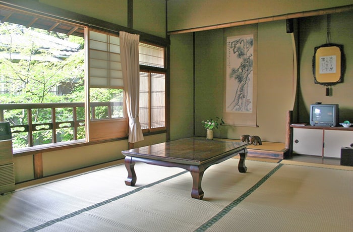 数寄屋造りの客室はひと部屋ひと部屋趣が違います。