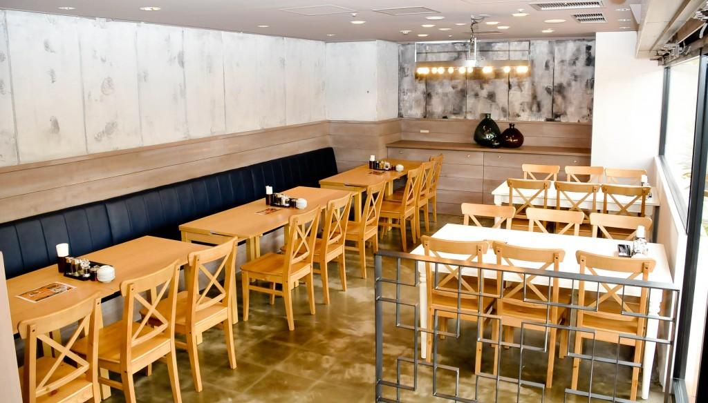 大きな窓から陽光が差し込む明るい店内