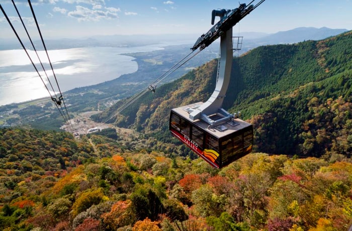 秋は紅葉と琵琶湖を眺めながら、空中散歩を楽しみましょう！