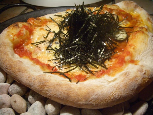 オススメの石焼ピザ「めんたいマヨピザ」。一度食べたら、また食べたくなる美味しさです。