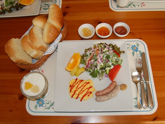 朝食は、前日に洋食か和食を選びます。こちらは洋食。手作りジャムをたっぷりつけていただきましょう。
