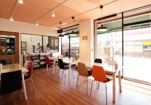 大きな窓から陽光が入る店内。席間にゆとりがあってリラックスできること間違いなし！
