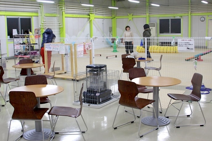 ドッグランの横に、休憩スペースがあります。