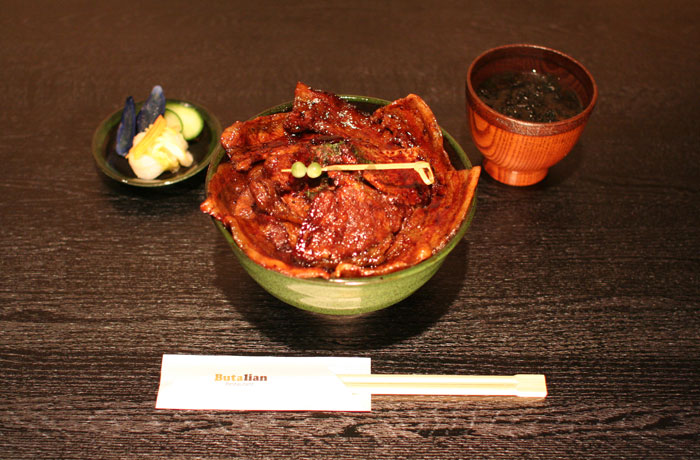 オススメの「豚丼」。豚肉がたっぷり乗っていて、ボリューム満点！