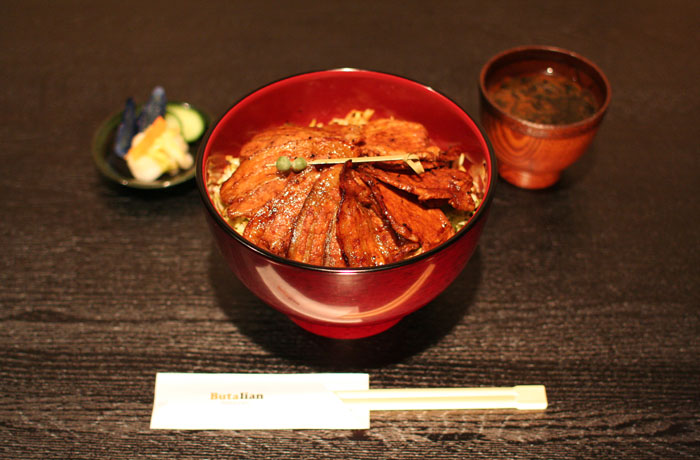 こちらは、「豚キャベ丼」。豚肉の下には、キャベツがたっぷり！