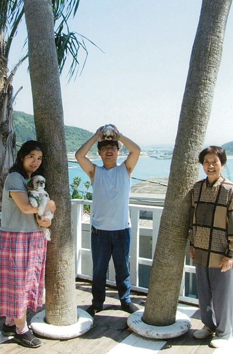 美しい日南の海を背景にわんこと記念撮影。