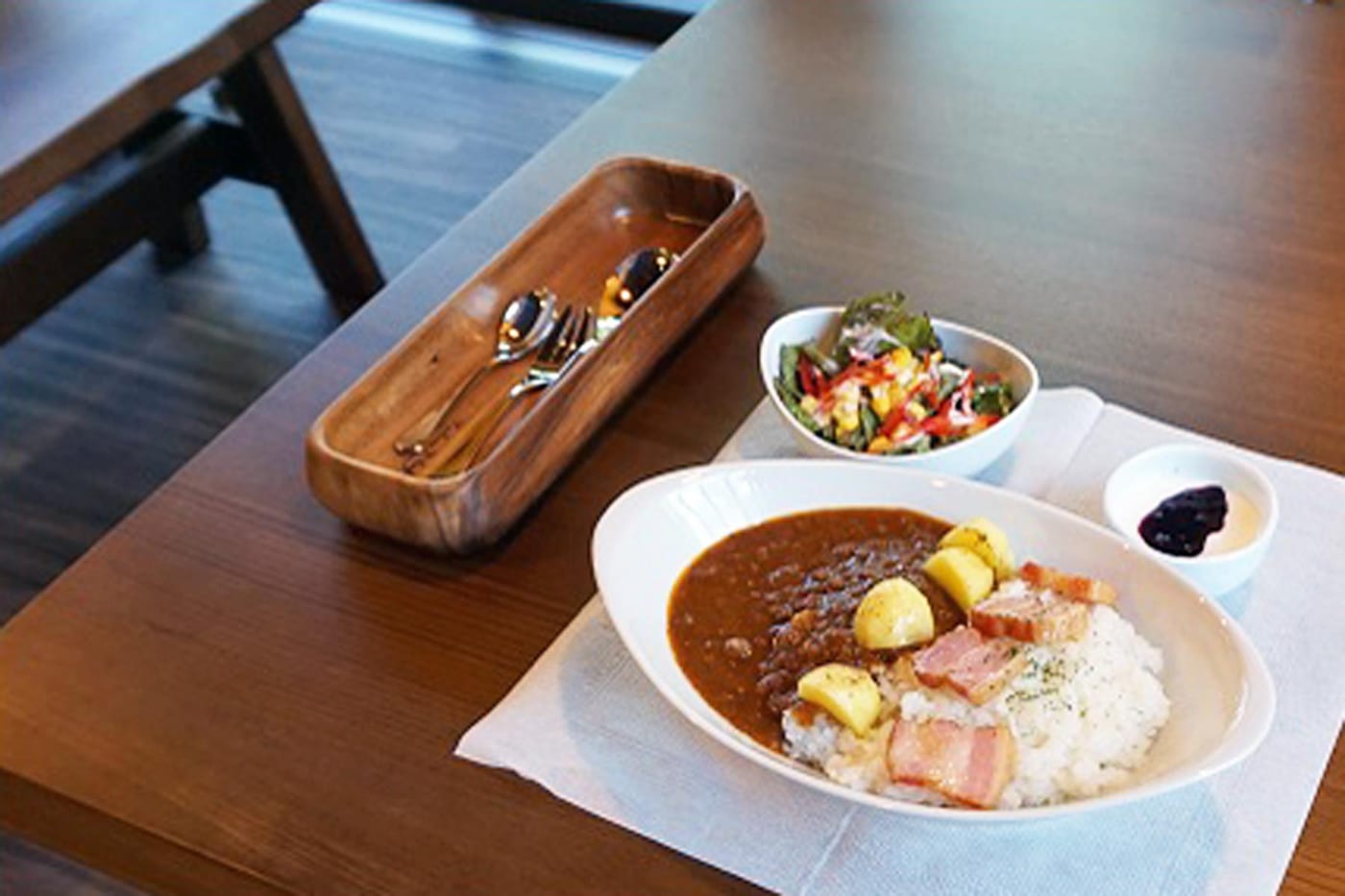 洋食を中心としたフードメニューも充実。わんこ用おやつも注文できます