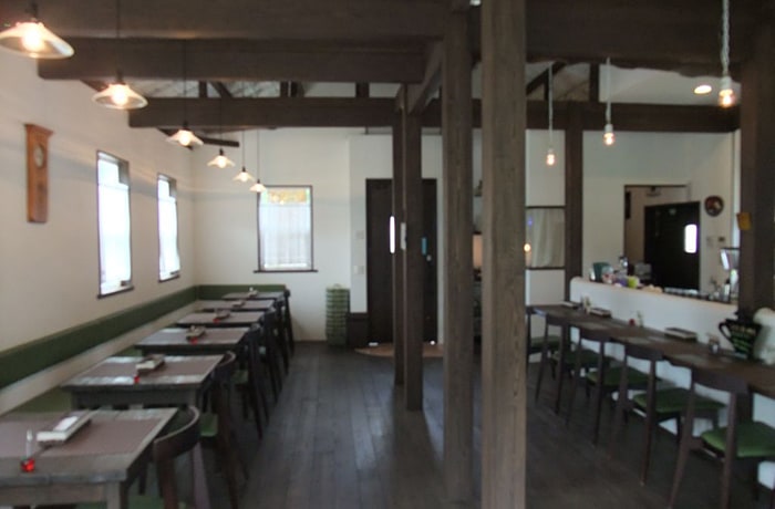 店内は、白い壁とこげ茶色の木柱のコントラストが目を引きます。（わんこは入れません）
