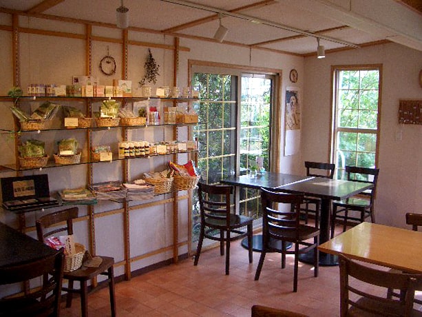 木の温もりを感じる店内。