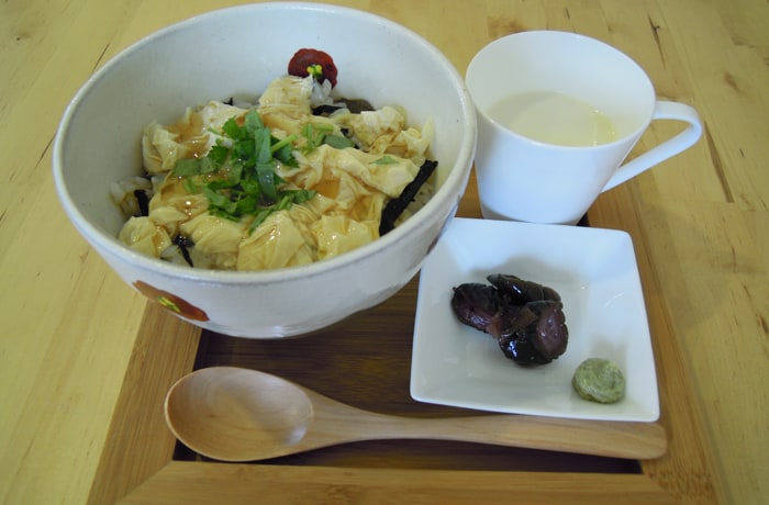 こちらは、「那須黄金ゆば丼」。豆乳が付いています。